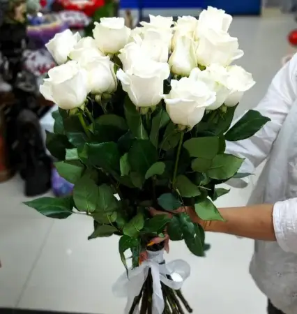 Букет из белых роз под ленту