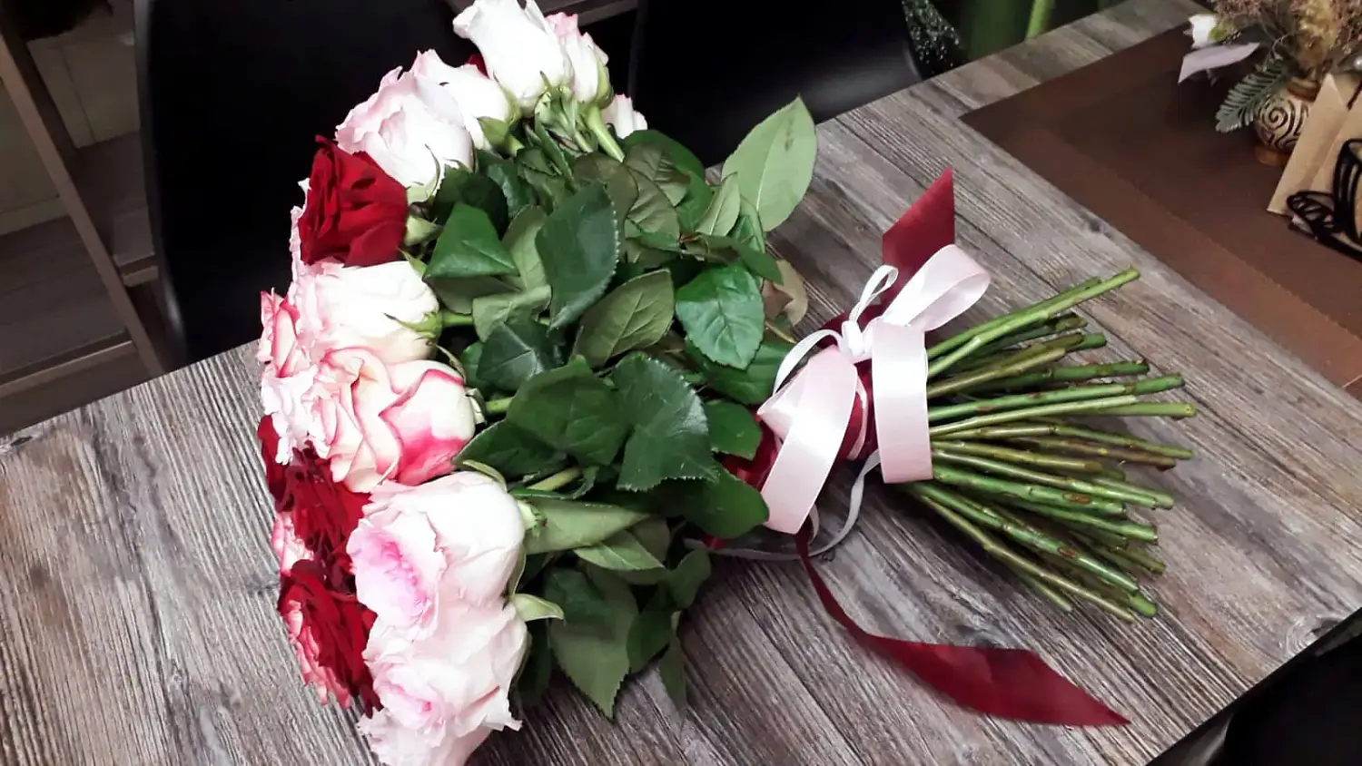 Букет из 51 красных белых и розовых роз