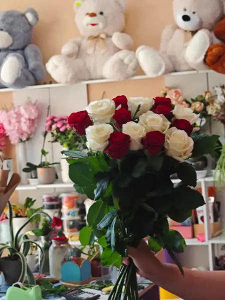 Букет из красных и белых роз под ленту